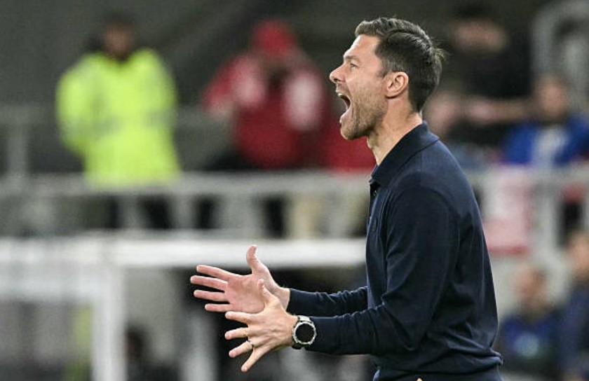 Phản ứng của Alonso khi chứng kiến màn trình diễn tệ hại của hàng thủ.