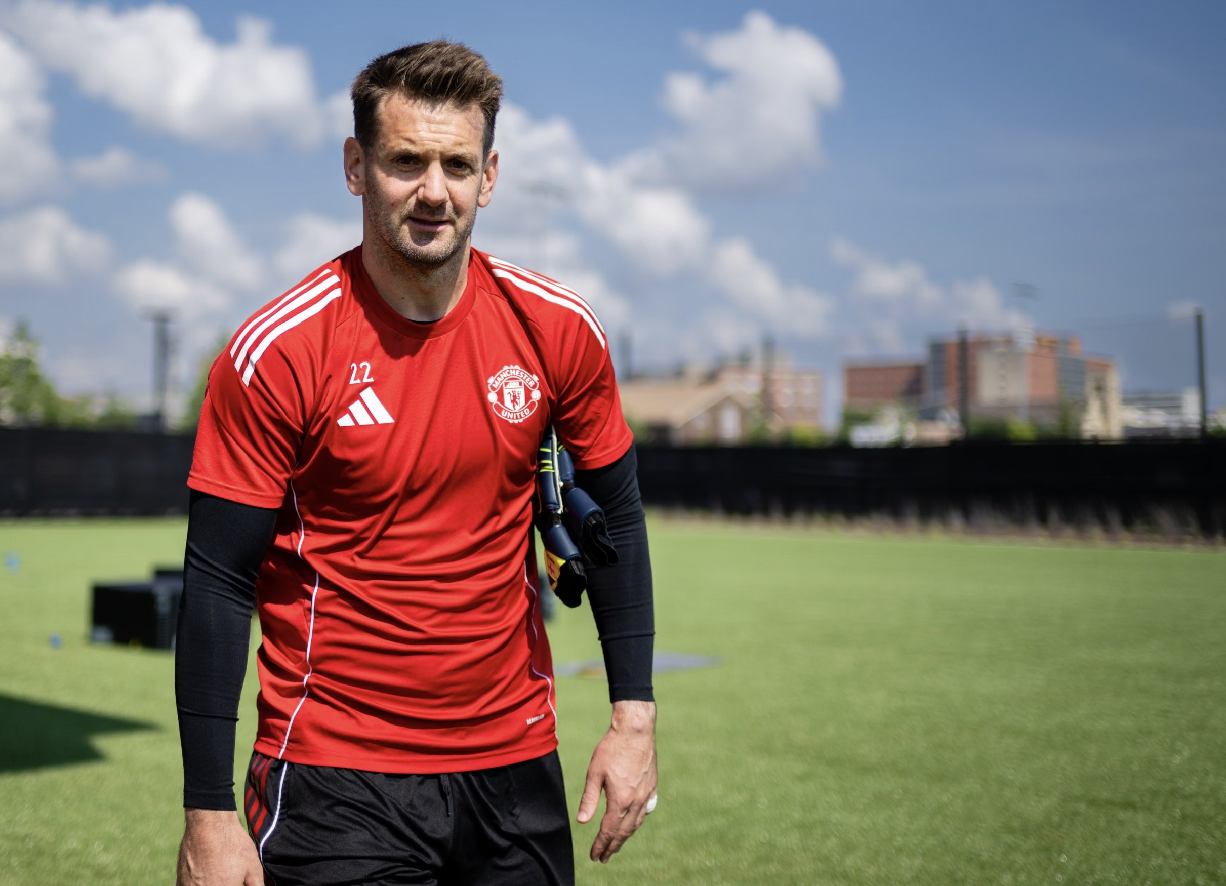 Tom Heaton vẫn miệt mài tập luyện trong màu áo Man Utd