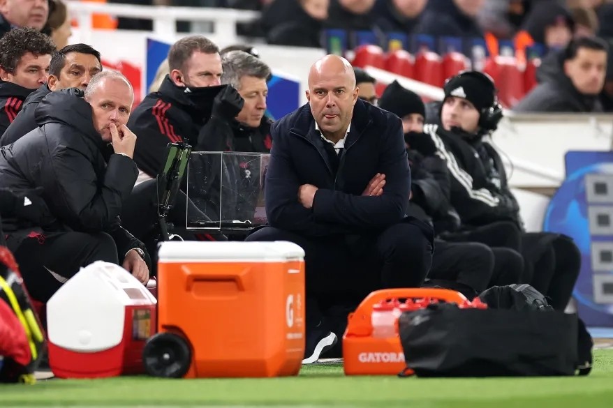 Hashtag 'Arne Slot Out' trở thành xu hướng trên mạng xã hội.