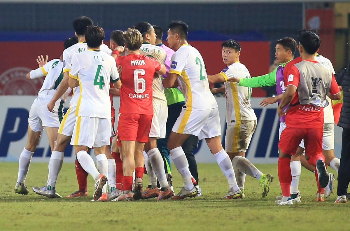 Công An Hà Nội và Bắc Kinh Quốc An lại tái diễn hành động xô xát ở AFC Champions League Two 2025/26. Ảnh: H.T - Vietnamnet.