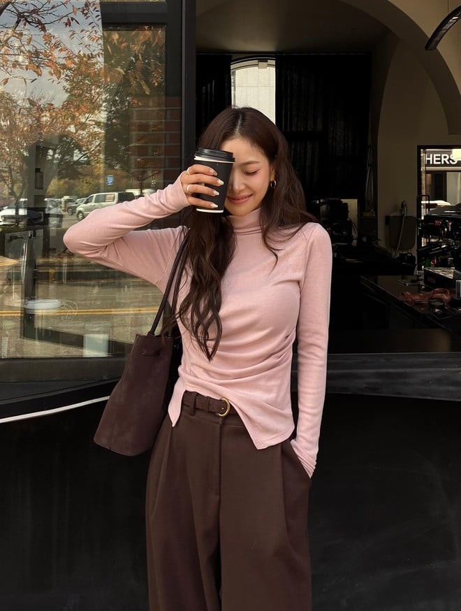 Công thức phối áo thun dài tay với quần âu mang đến vẻ ngoài chuyên nghiệp nhưng không hề gò bó.