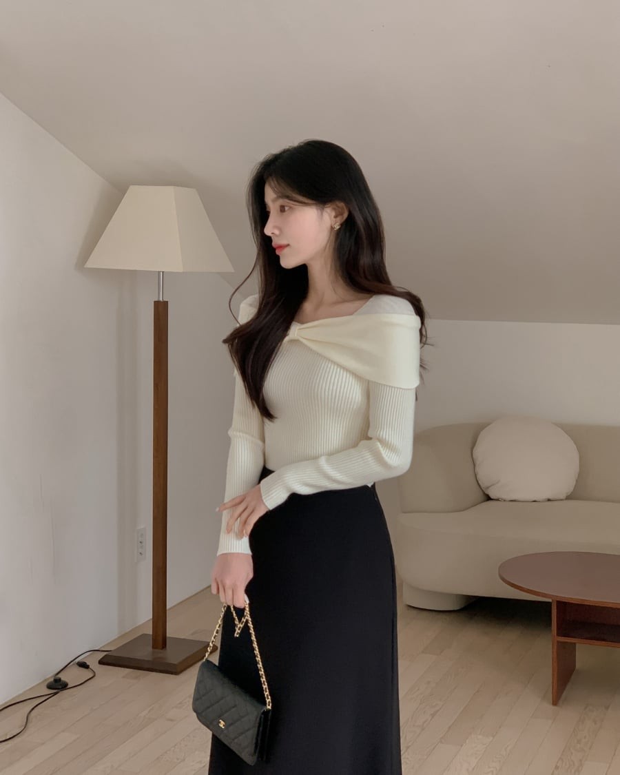 Chân váy bút chì hoặc xếp ly vừa giúp tôn dáng, vừa nhấn mạnh phần eo, trong khi áo len trở thành điểm nhấn nổi bật cho tổng thể.