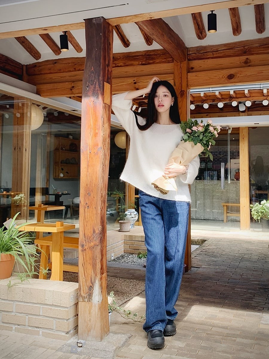 Để nâng cấp bộ trang phục, bạn có thể layer thêm áo khoác denim ngắn hoặc blazer kẻ caro oversized màu trung tính.