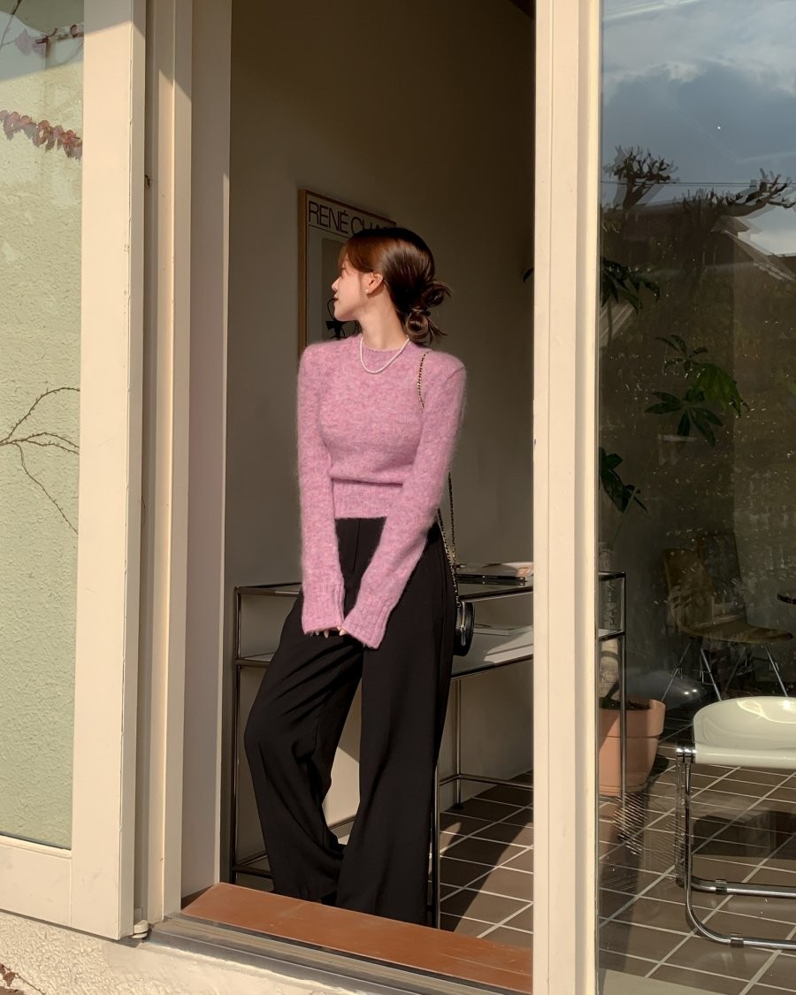 Tông màu trầm của quần hướng ánh nhìn lên phần áo, khiến áo len nổi bật hơn.