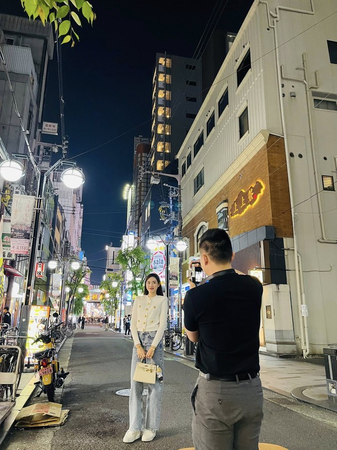 gu-thoi-trang-doc-la-cua-chong-hoa-hau-do-thi-ha-71a7f2b325f642578997e3a751ec439e-260