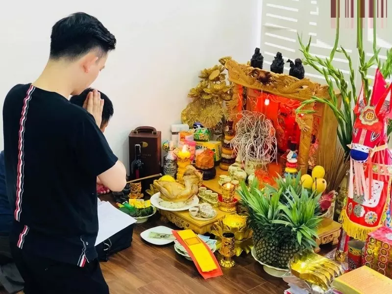 Người xưa nói: “Hương là tiếng nói của lòng người”. Khi thắp nén hương trên bàn thờ Thần Tài, bản chất không phải là việc xin xỏ lộc lá, mà là hành động kết nối tâm thức, gởi lời nguyện cầu, nhắc nhở bản thân sống đúng, làm đúng để nhận phúc đúng. 