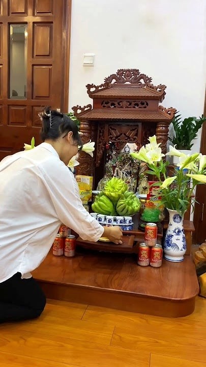 Thắp hương Thần Tài muốn “được lộc” còn phụ thuộc vào cách cúng – cách giữ – cách sống. Trước hết là bàn thờ phải sạch sẽ. 