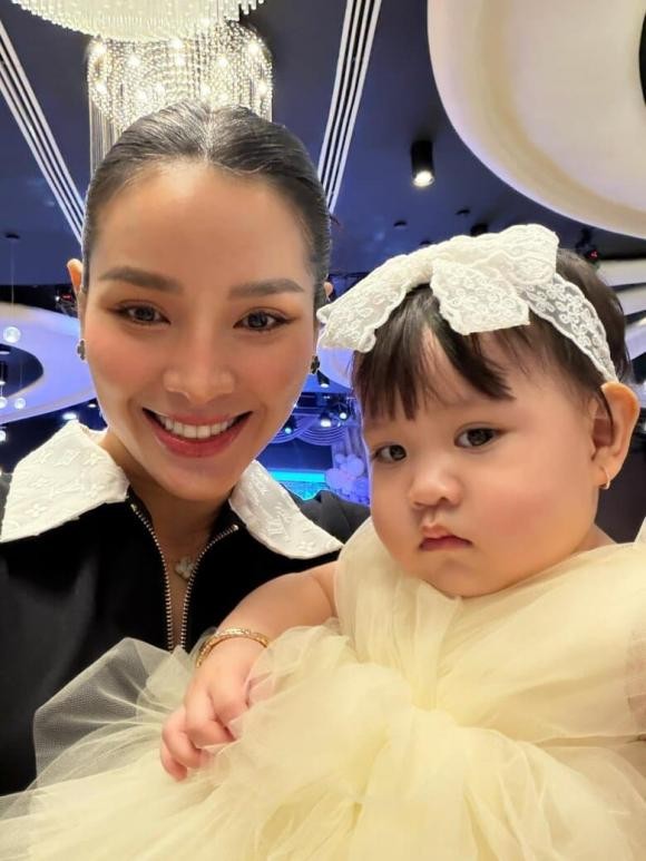 Mẹ ba con cũng tiết lộ mình rất thích trẻ nhỏ, nhất là bé gái và không loại trừ khả năng sinh thêm con 