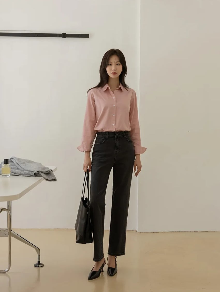 Quần jeans ống đứng là lựa chọn an toàn nhưng chưa bao giờ lỗi mốt.