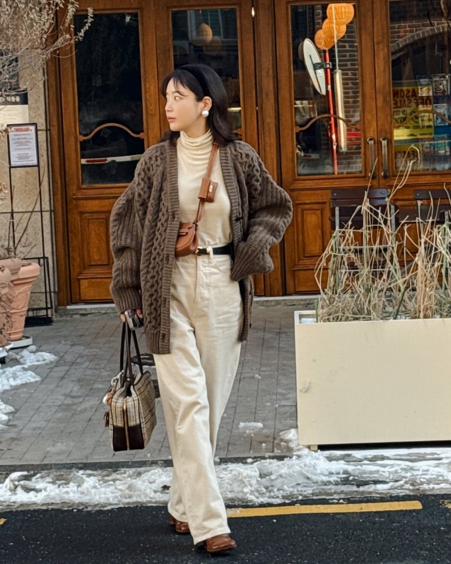 Áo cardigan dáng rộng là món đồ cơ bản không thể thiếu.