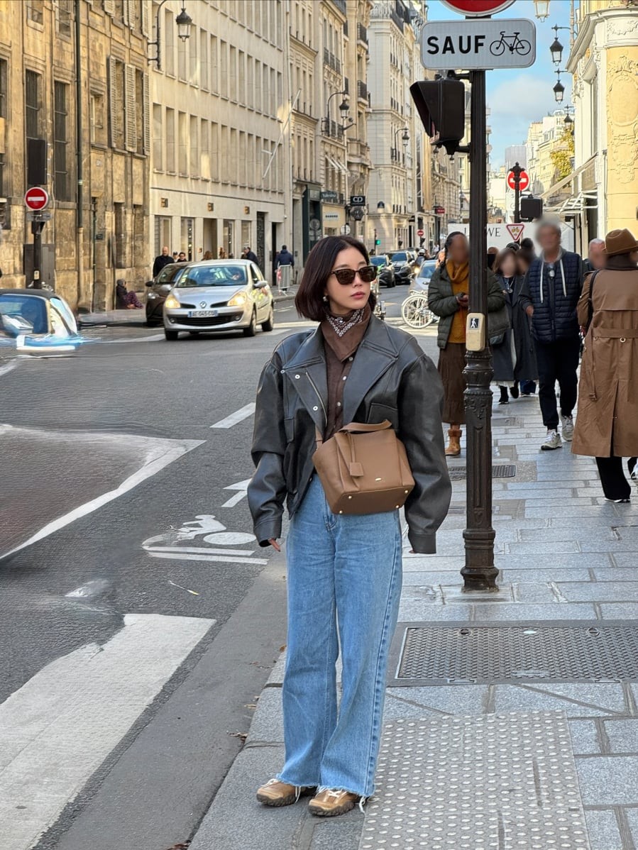 Áo khoác da phối cùng quần jeans ống suông màu xanh tạo nên outfit hoàn hảo, vừa năng động vừa thanh lịch.