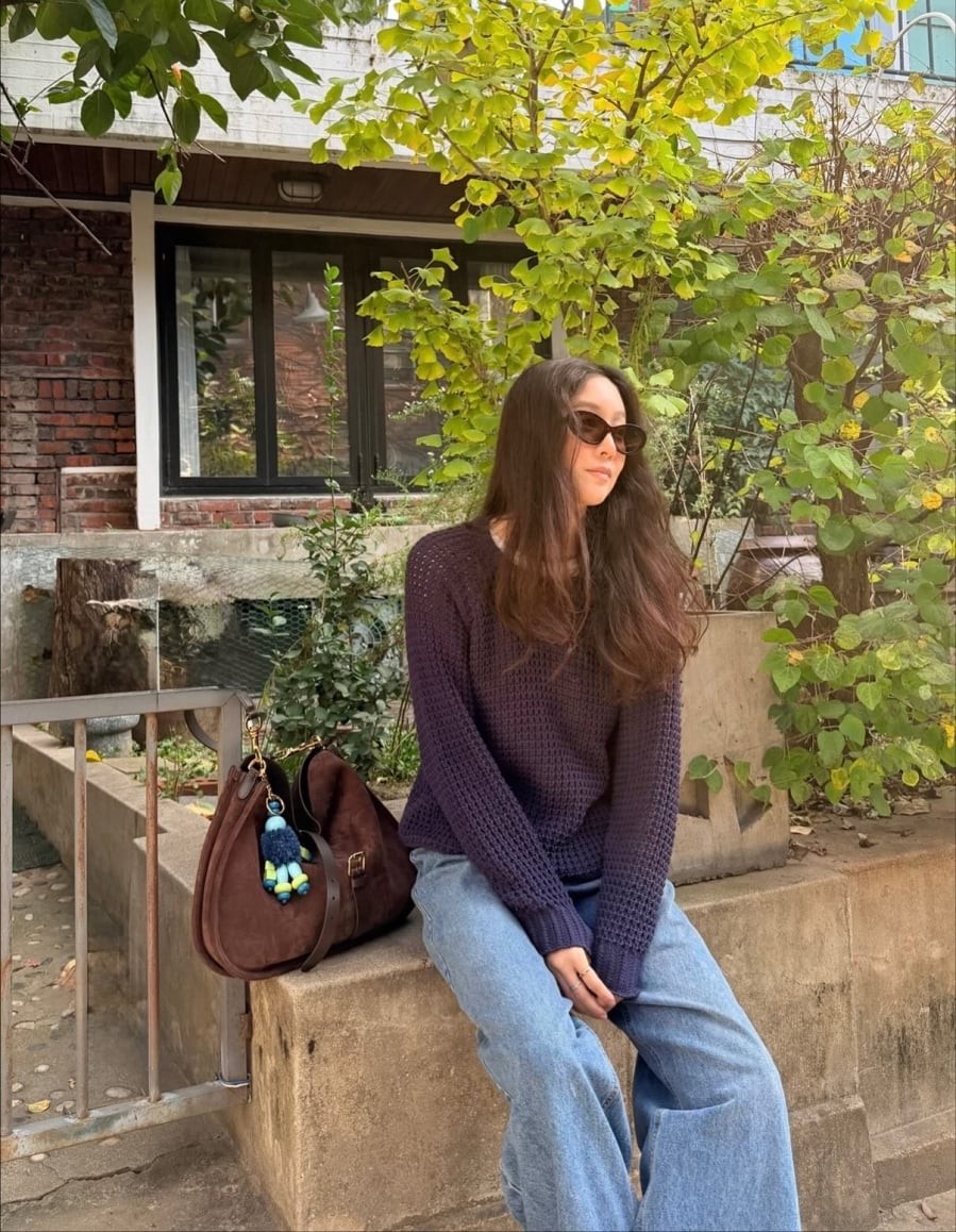 Áo len oversized phối cùng quần jeans ống suông mang đến vẻ ngoài trẻ trung nhưng vẫn tinh tế.