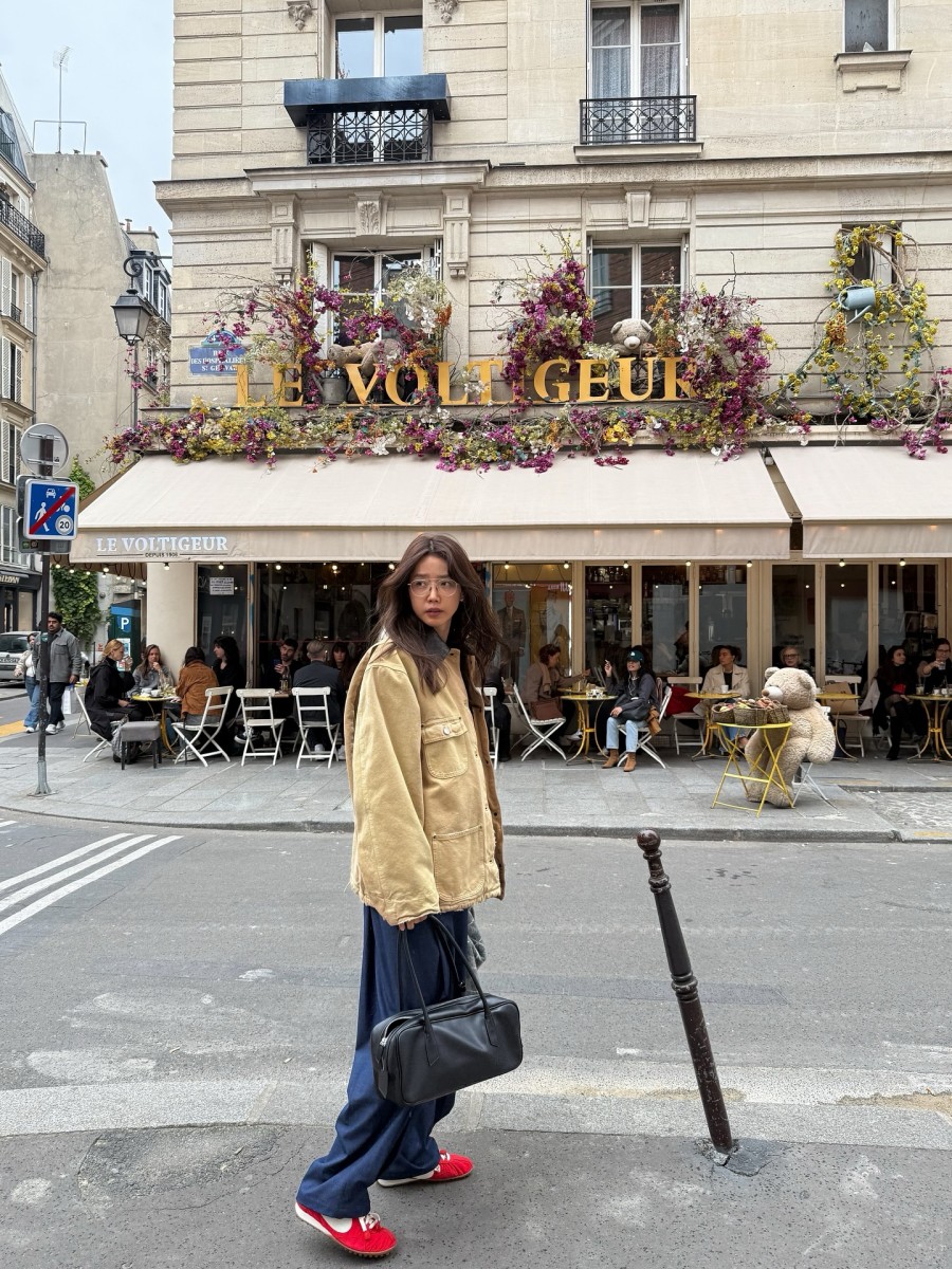 Áo khoác màu be kết hợp quần ống rộng xanh than tạo cảm giác cá tính nhưng không kém phần trang nhã.