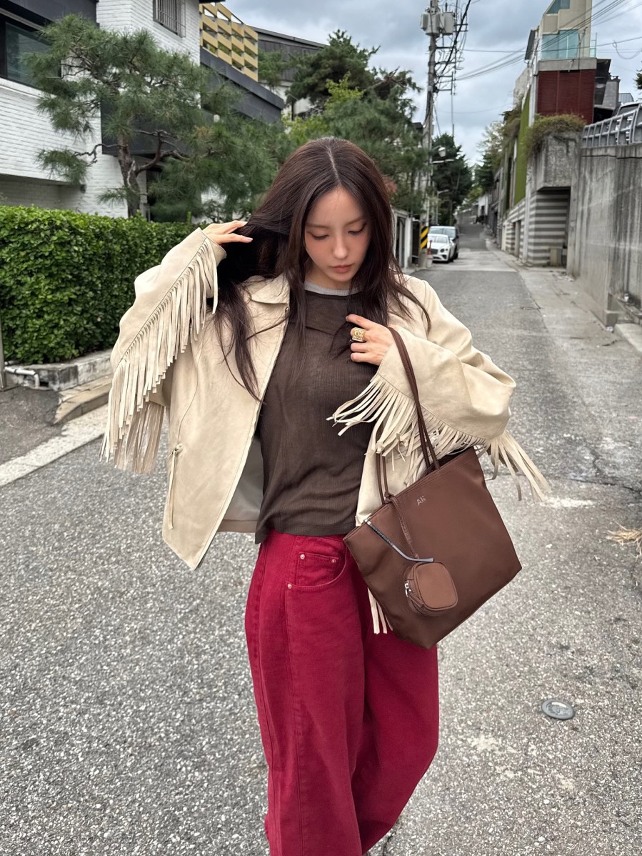 Quần denim đỏ hồng tạo điểm nhấn nổi bật cho phong cách mùa đông. 