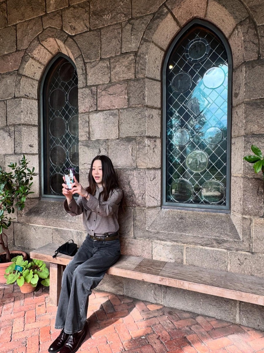 Quần denim đen ống suông dễ mix đồ và mang đến vẻ ngoài vừa cá tính vừa thanh lịch