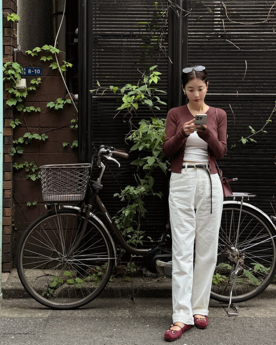 Diện đồ màu nâu vẫn trẻ trung nhờ mix cùng áo và quần denim trắng ống suông.