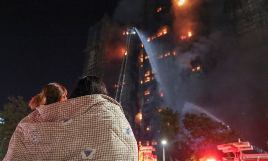 Cảnh sát Hong Kong cũng đã bắt giữ hai giám đốc và một cố vấn kỹ thuật của công ty Prestige Construction – đơn vị chịu trách nhiệm bảo trì khu chung cư. 