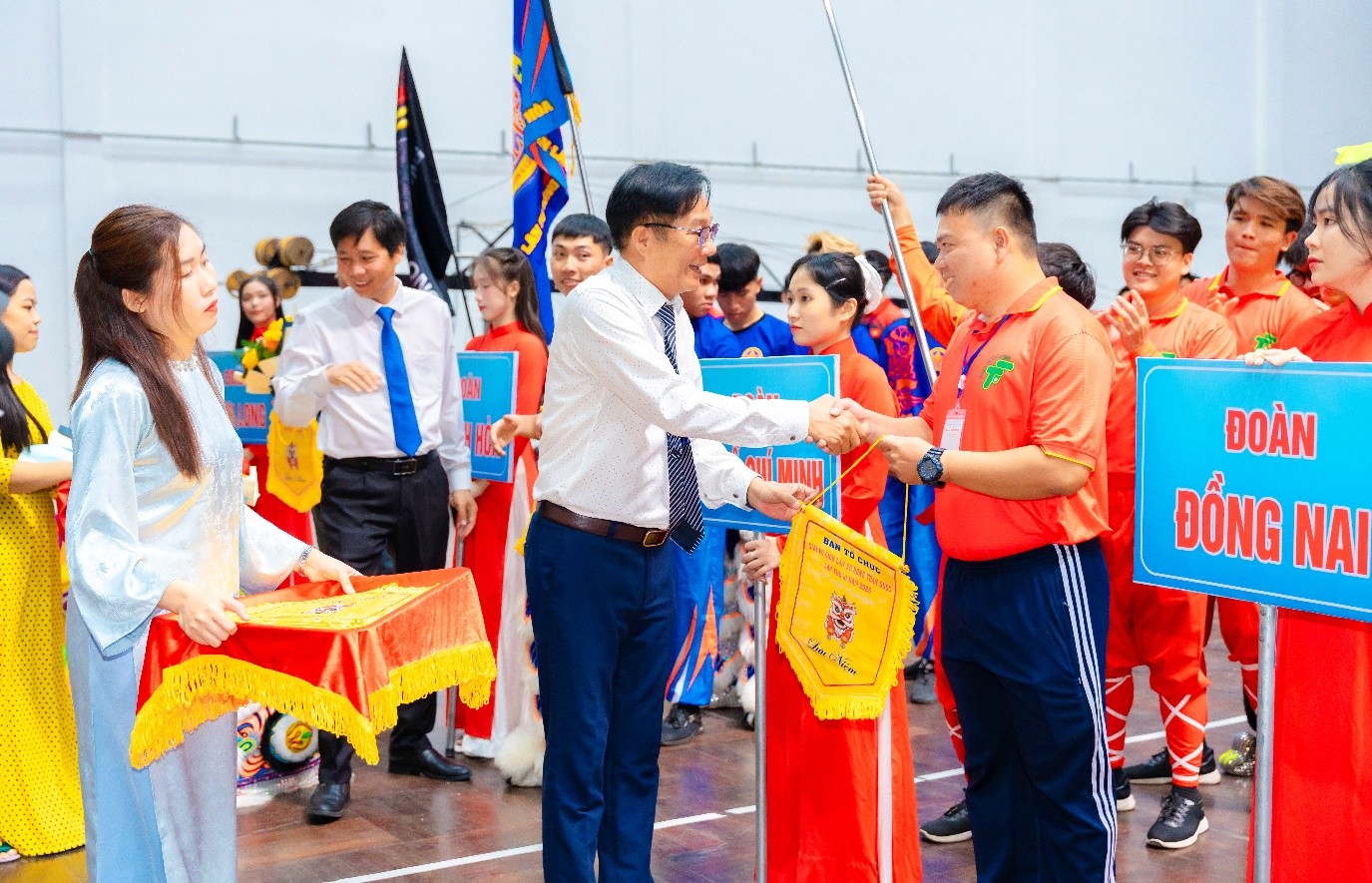 NSND Trọng Trinh, Phó Chủ tịch Liên đoàn Lân Sư Rồng Việt Nam trao cờ lưu niệm cho các đoàn