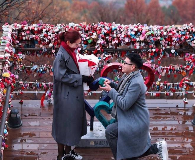 MC Huyền Trang nhận lời cầu hôn lãng mạn từ Đức Huy.