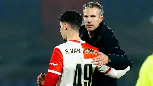 Van Persie gây tranh cãi khi cho con trai ra mắt ở Europa League.
