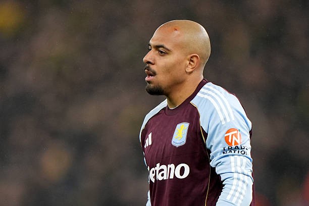 Donyell Malen bị ném vật thể lạ trúng đầu ở trận đấu giữa Aston Villa và Young Boys.