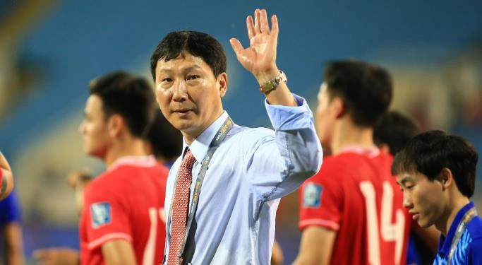 HLV Kim Sang Sik còn nhiều việc phải làm.