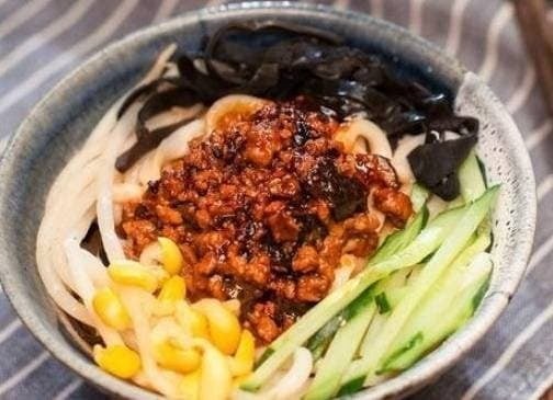 Bạn là người nổi bật, dễ gần và luôn tươi cười, được nhiều người yêu mến. 