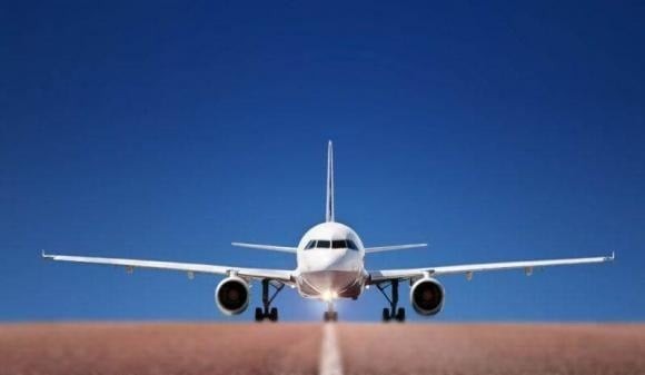 Các sân bay thường nằm ở ngoại ô, mất 2–3 giờ di chuyển từ trung tâm thành phố. Bay ban đêm có thể đến điểm đến vào lúc nửa đêm.