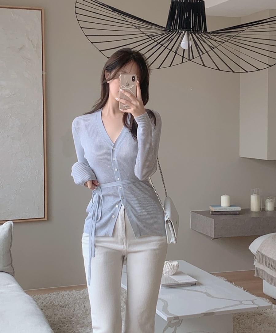 Do chất liệu len dễ tạo độ phồng nên nếu chọn dáng áo quá suông, phần bụng có thể bị làm cho trông lớn hơn.