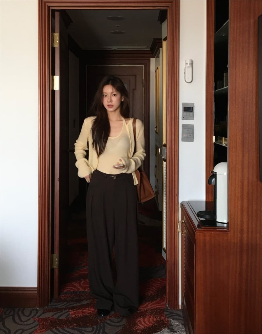 Quần âu ống đứng hoặc ống suông sẽ giúp dáng người thẳng thớm và trông cao hơn. 