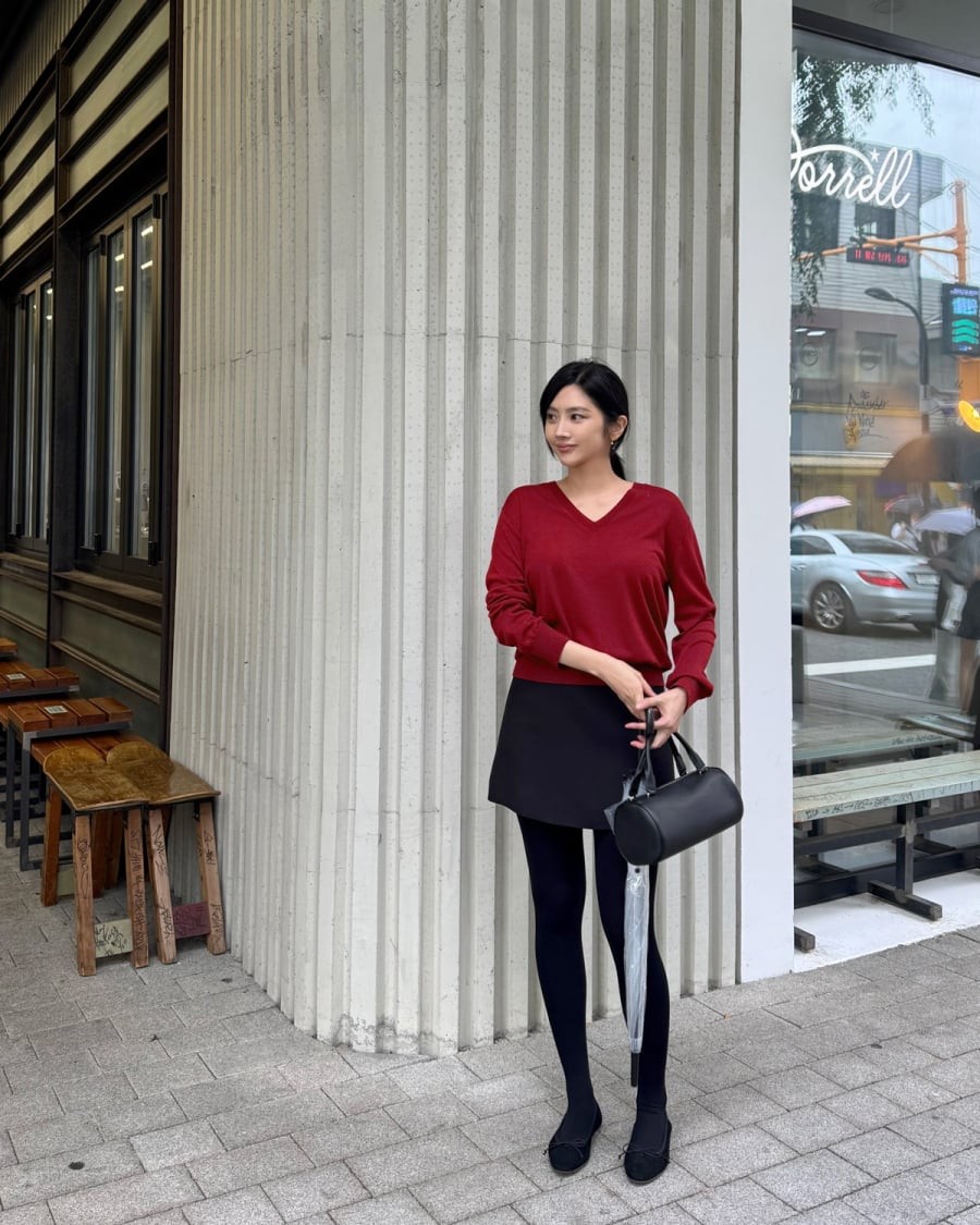 Nếu bạn muốn tận hưởng không khí lạnh mà vẫn giữ được sự tươi trẻ thì chân váy ngắn chính là lựa chọn cực hợp