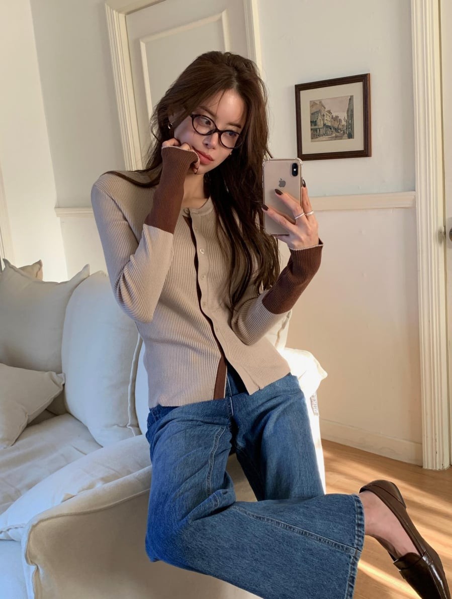 Không có combo nào “dễ đẹp” và dễ ứng dụng hơn sự kết hợp giữa áo len mỏng và quần jeans.