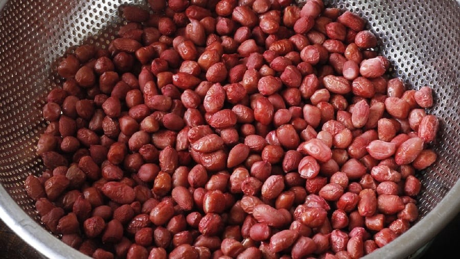 Rửa lạc để loại bỏ bụi bẩn và để thật ráo nước trước khi rang.