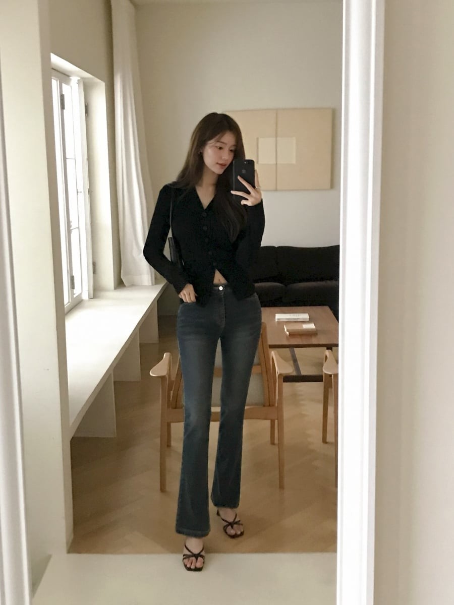 Sandal cao gót là kiểu giày dễ kết hợp và luôn mang đến cảm giác thanh lịch. 