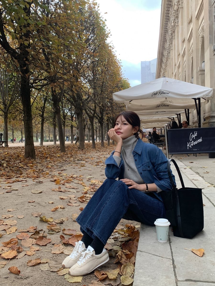 Nếu phải chọn một đôi giày đa năng nhất để đi cùng quần jeans, sneaker trắng chắc chắn là cái tên dẫn đầu. 