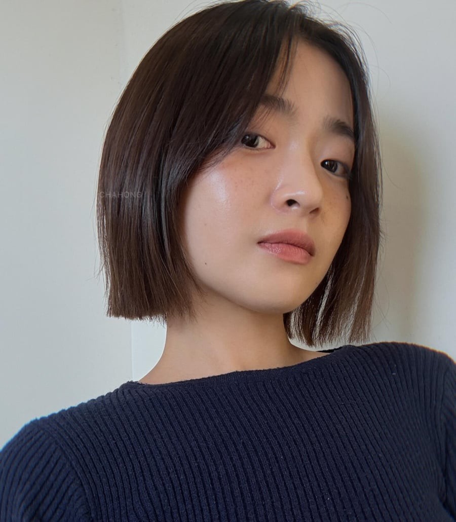 Kiểu tóc được cắt gọn ôm theo đường viền xương hàm khiến tổng thể khuôn mặt trông hài hòa và sắc nét hơn. 