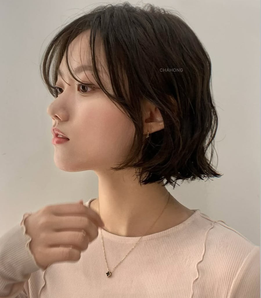 Nếu bạn muốn có một vẻ ngoài mềm mại và nữ tính nhưng vẫn giữ được nét hiện đại, tóc bob uốn sóng là gợi ý khó bỏ qua.