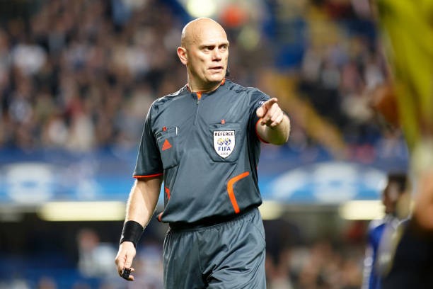 Trọng tài Ovrebo trở thành tâm điểm tranh cãi sau trận đấu.