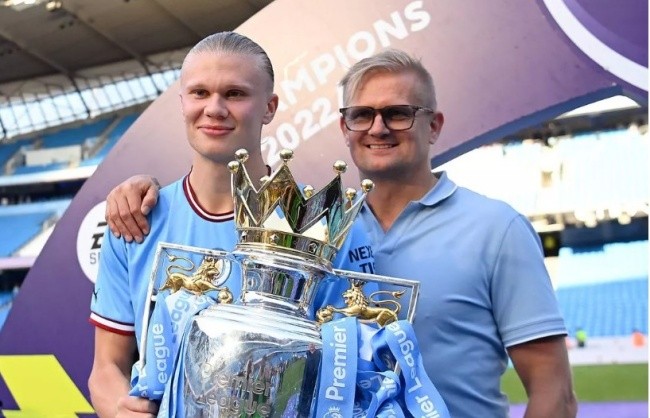 Haaland bên cạnh bố và danh hiệu Ngoại hạng Anh.