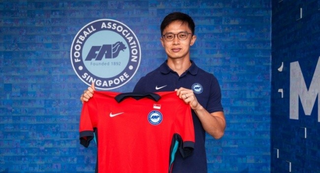 HLV Gavin Lee ngồi ghế nóng tuyển Singapore.