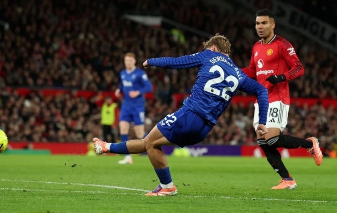 Hàng thủ Quỷ đỏ thi đấu thiếu ổn định.