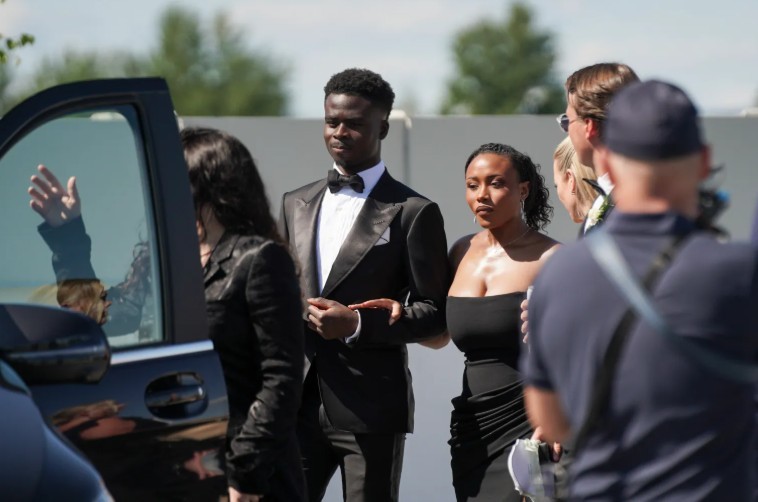 Bukayo Saka đính hôn với bạn gái lâu năm Tolami Benson.