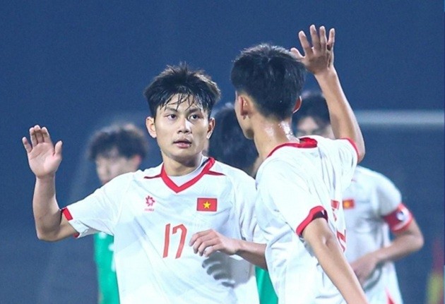 U17 Việt Nam đang nắm ngôi đầu.