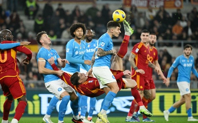 Cuộc đại chiến giữa AS Roma và Napoli sẽ ảnh hưởng đến cuộc đua giành ngôi đầu Serie A.