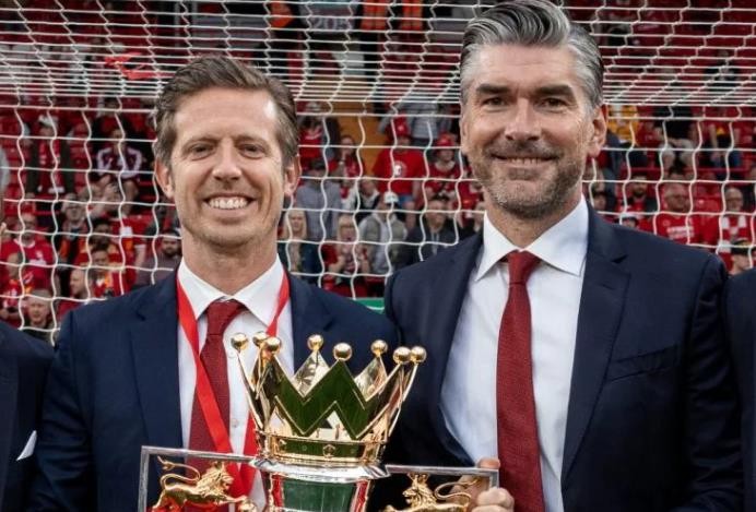 Michael Edwards (trái) và Richard Hughes tận hưởng niềm vui đăng quang Ngoại hạng Anh của Liverpool hồi tháng Năm.