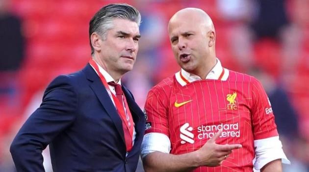 Richard Hughes và HLV Slot giờ phải đối mặt với áp lực.