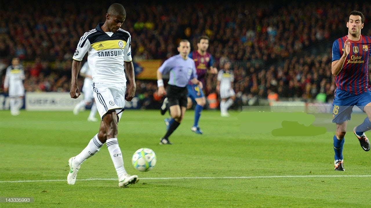 Ramires tinh tế lốp bóng qua đầu Valdes, cứu Chelsea khỏi viễn cảnh sụp đổ