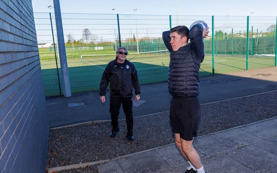 Sam thực hiện bài tập nhiều lần với trái bóng chuyên dụng