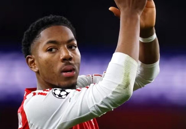 Lewis-Skelly sa sút phong độ.