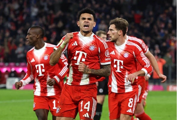 Diaz tỏa sáng đúng lúc để giúp Bayern giành trọn vẹn 3 điểm.